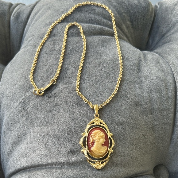 Vintage 1950’s Whiting & Davis Gold Cameo Pendant Necklace - Picture 16 of 16